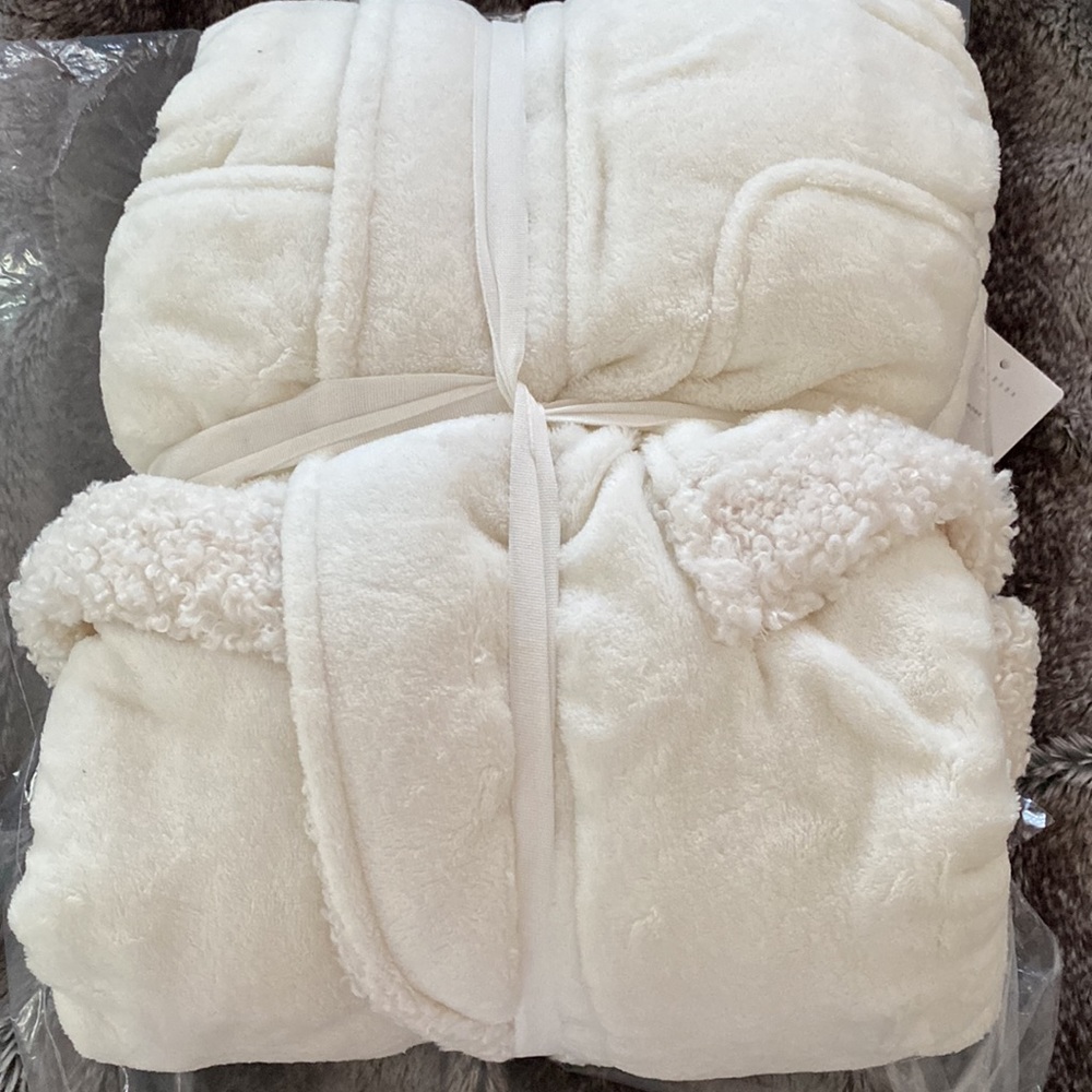 Pottery Barn Teddy faux fur trim robe - Picture 6 of 6